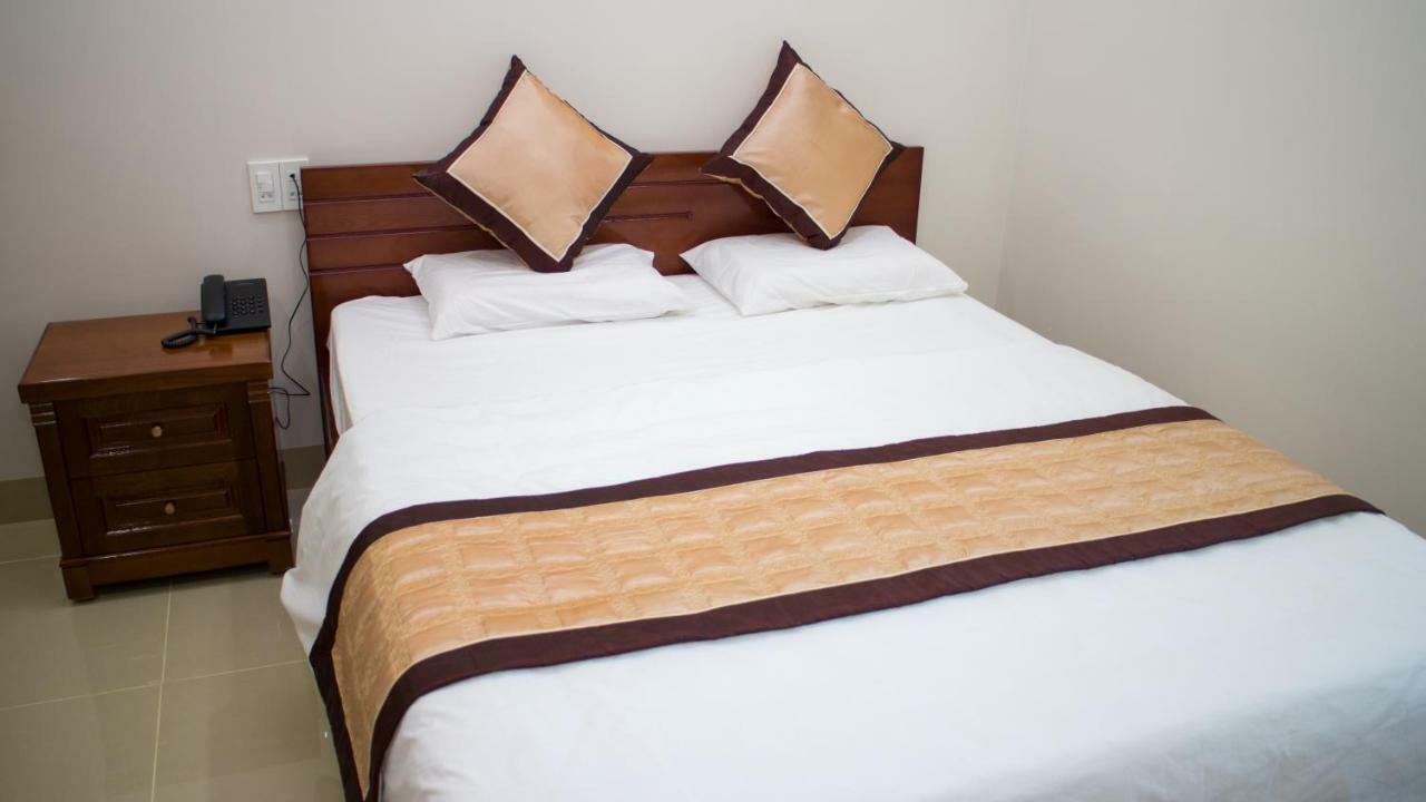 เหงียน ฟวก โฮเต็ล Hotel เปลกู ภายนอก รูปภาพ