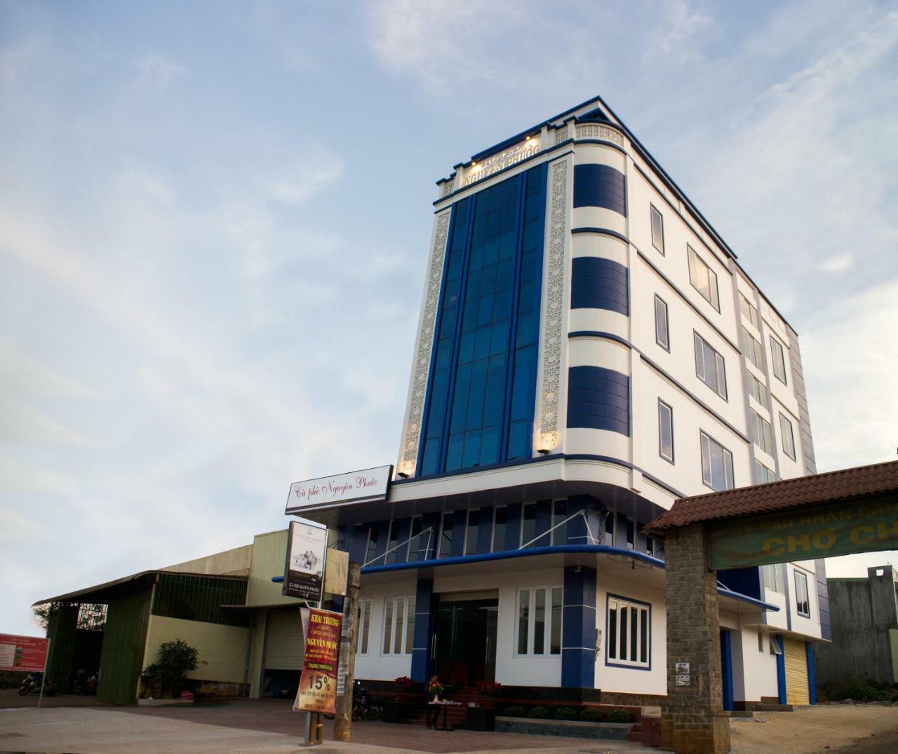เหงียน ฟวก โฮเต็ล Hotel เปลกู ภายนอก รูปภาพ