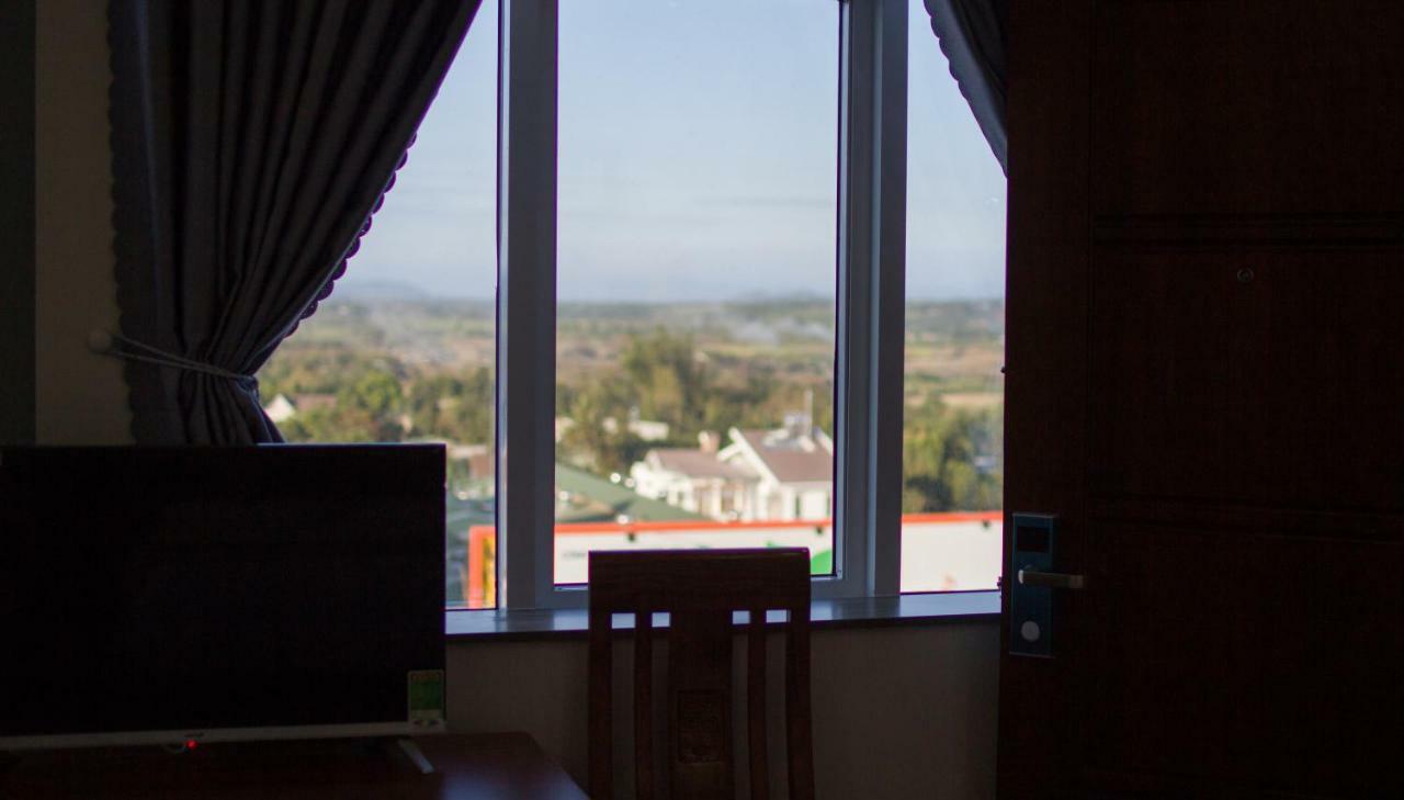 เหงียน ฟวก โฮเต็ล Hotel เปลกู ภายนอก รูปภาพ